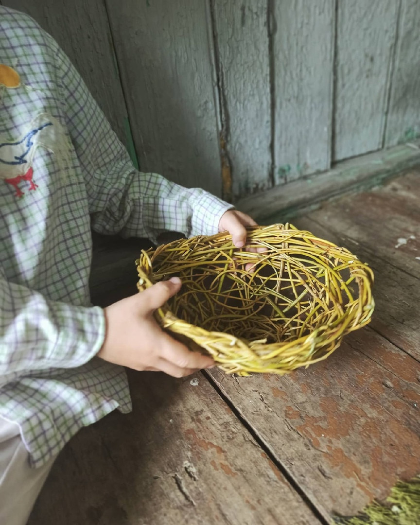 Тарелка плетеная из ивовой лозы в свободной технике