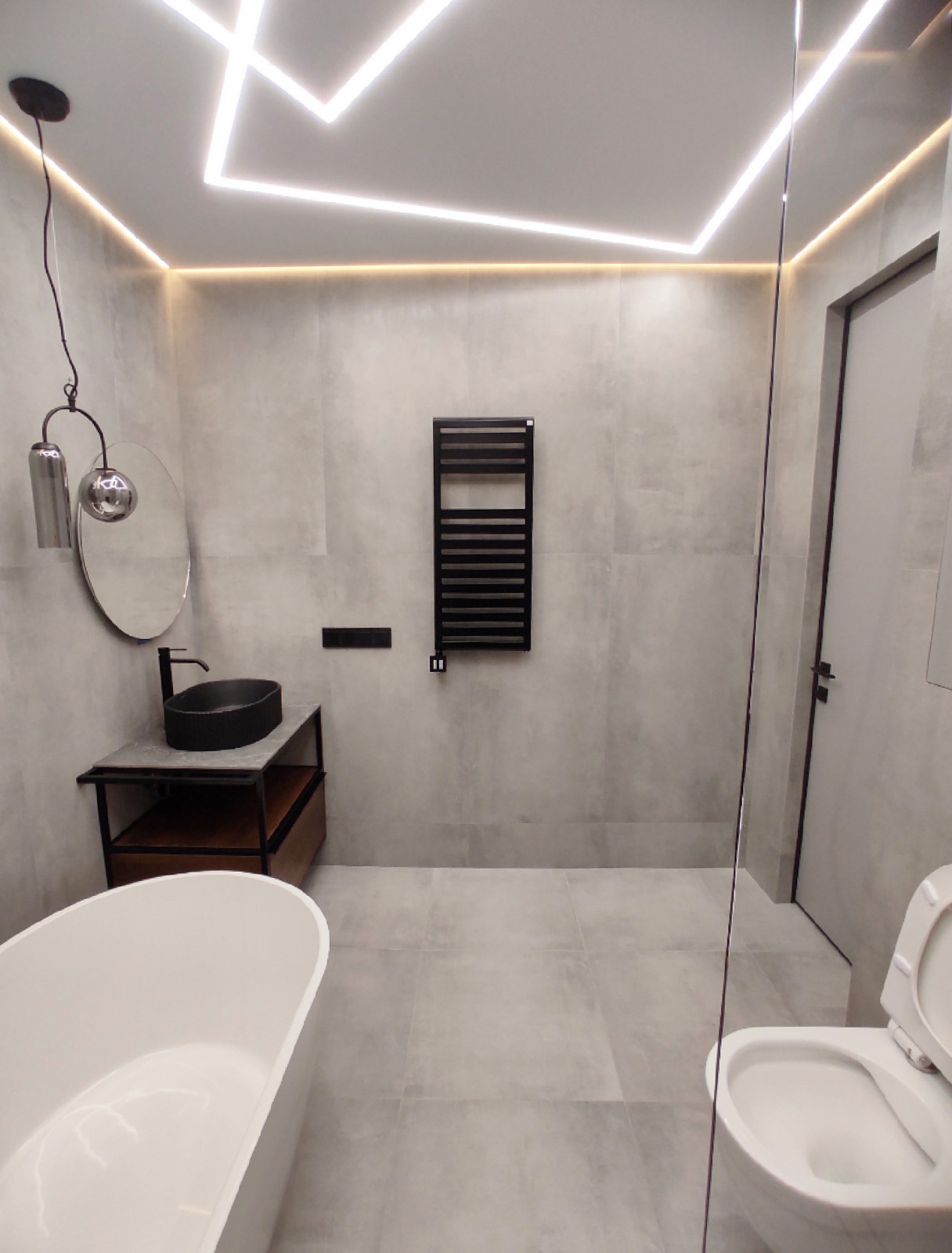 Бетон и металл в ванной комнате