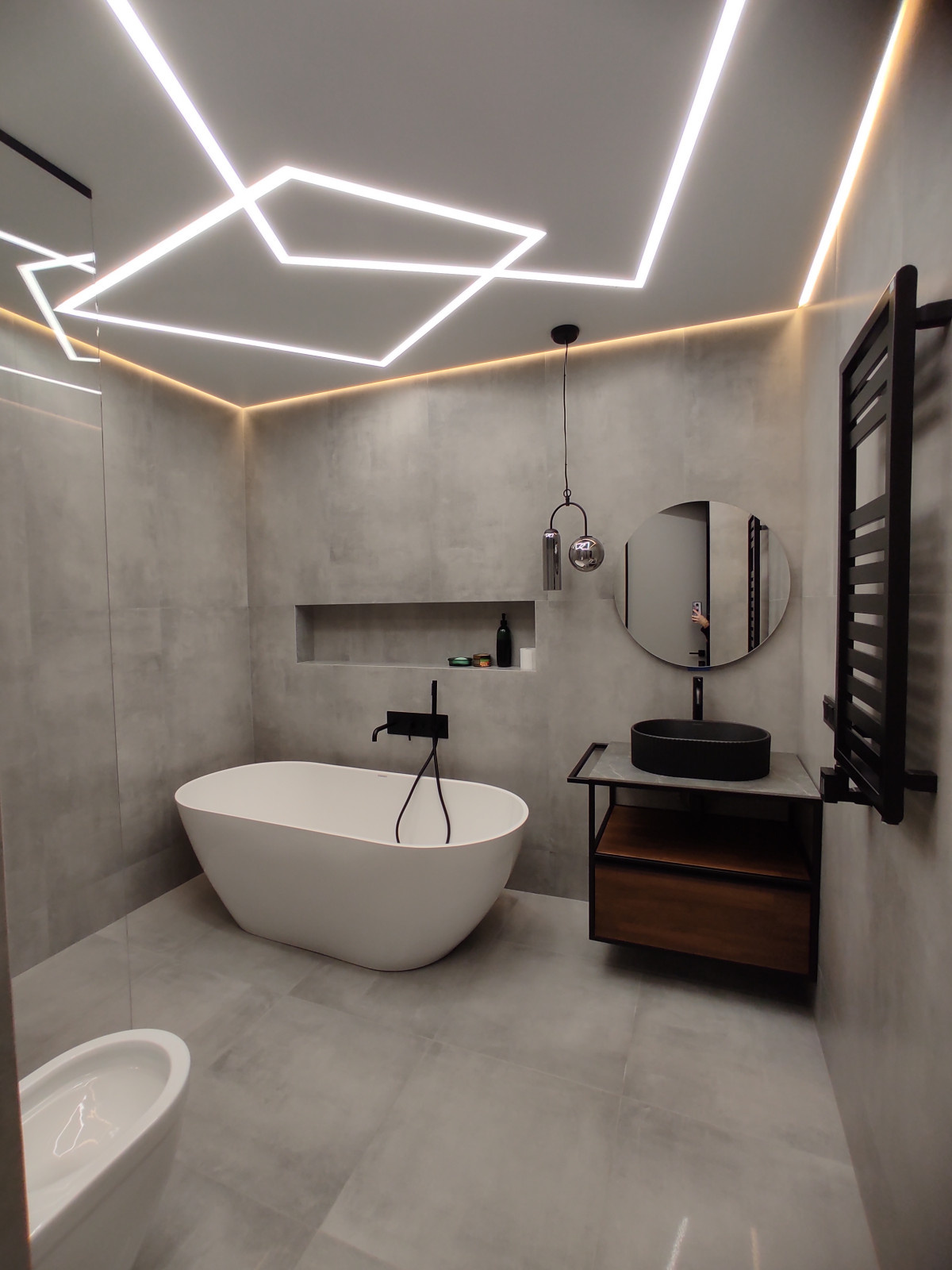 Бетон и металл в ванной комнате