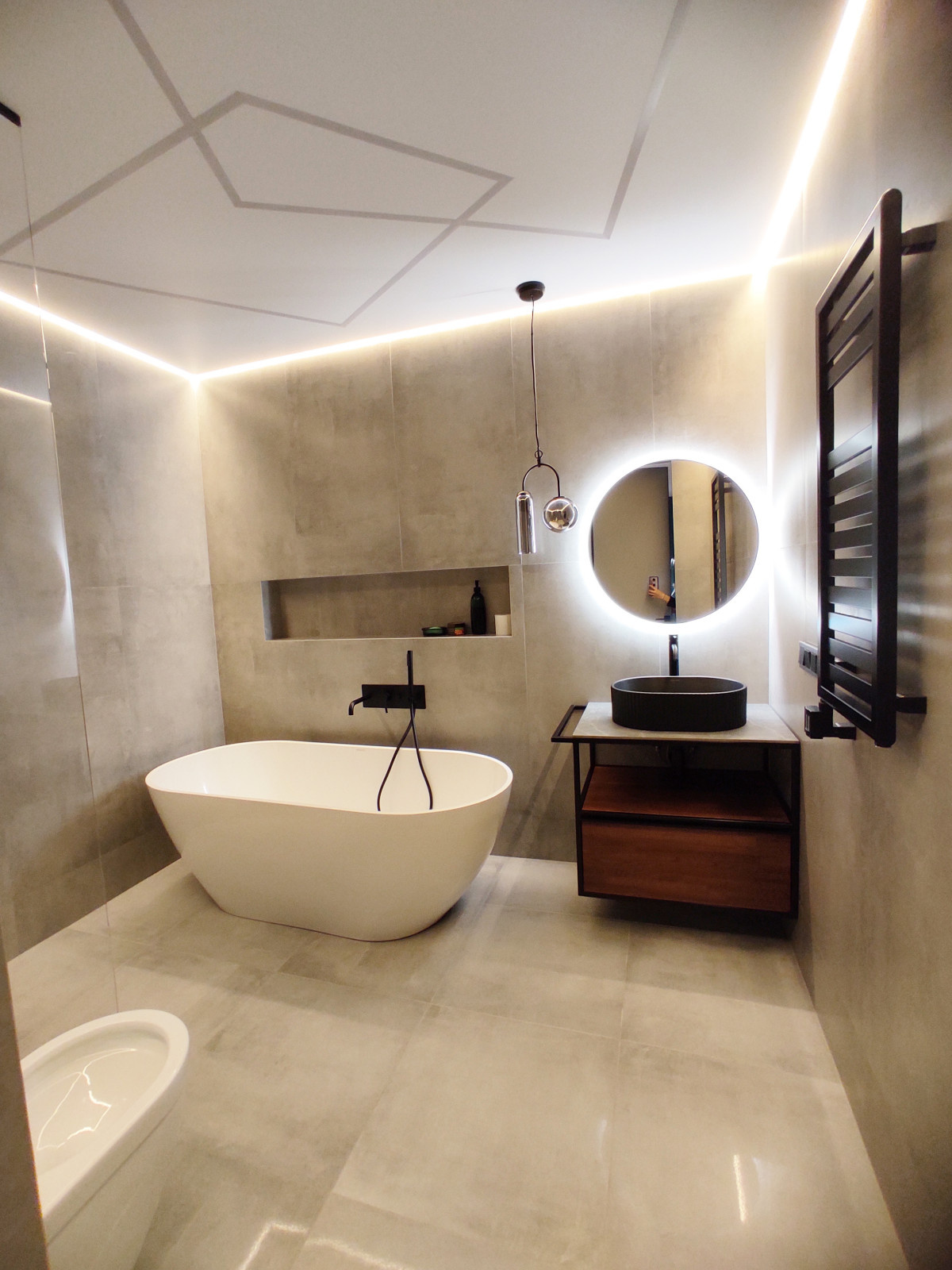 Бетон и металл в ванной комнате