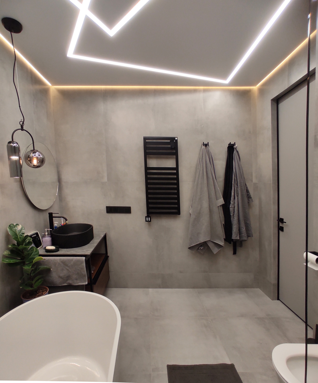 Бетон и металл в ванной комнате