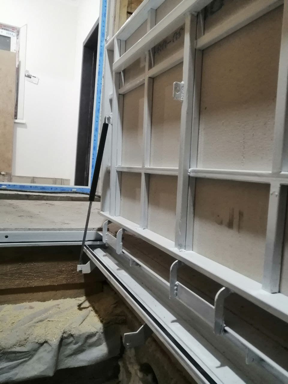 Дверь в подполье. люк напольный