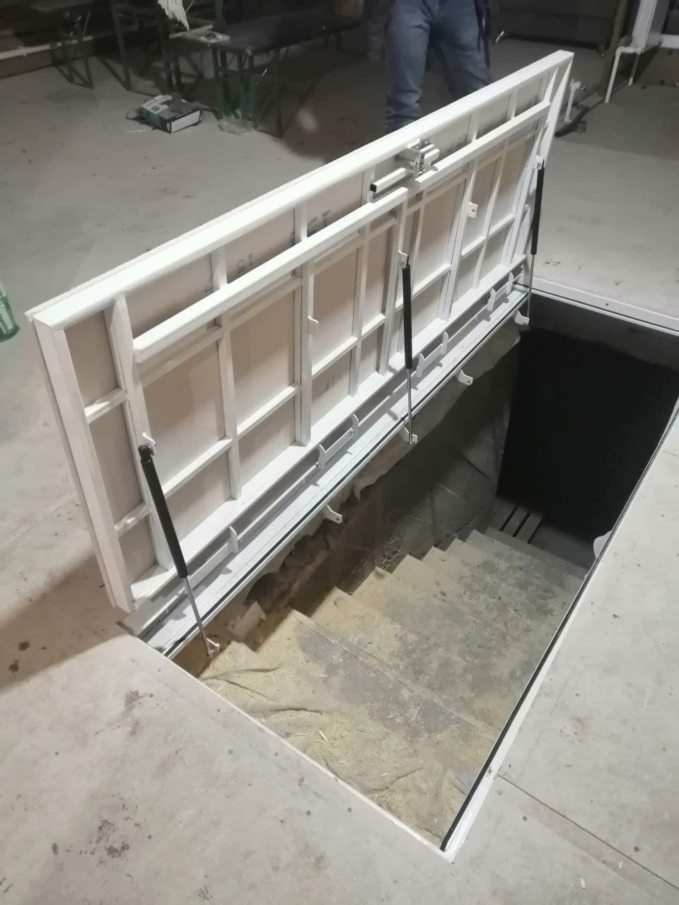 Дверь в подполье. люк напольный