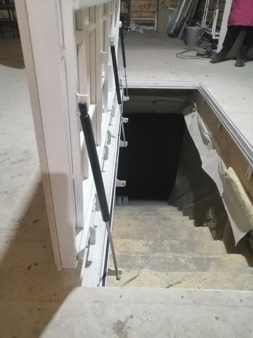 Дверь в подполье. люк напольный