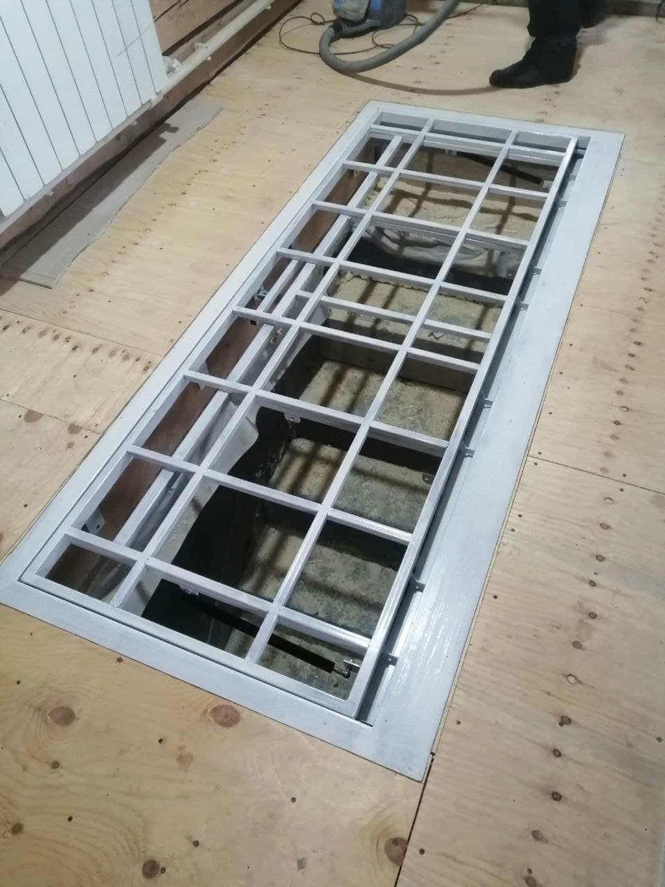 Дверь в подполье. люк напольный