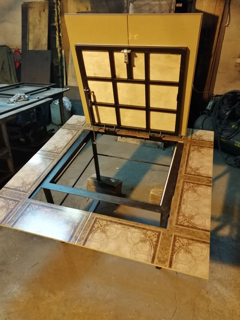 Дверь в подполье. люк напольный