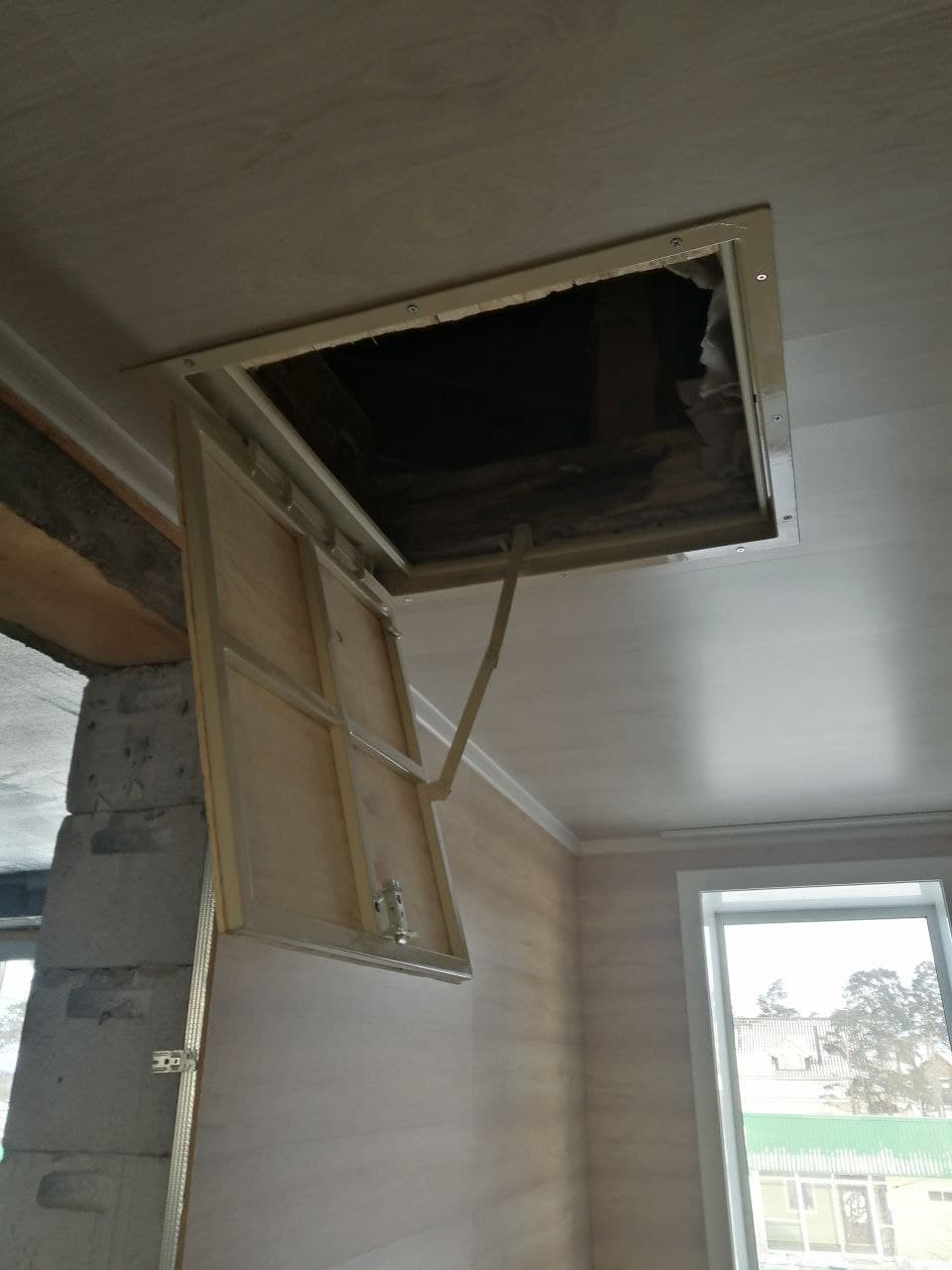 Дверь в подполье. люк напольный