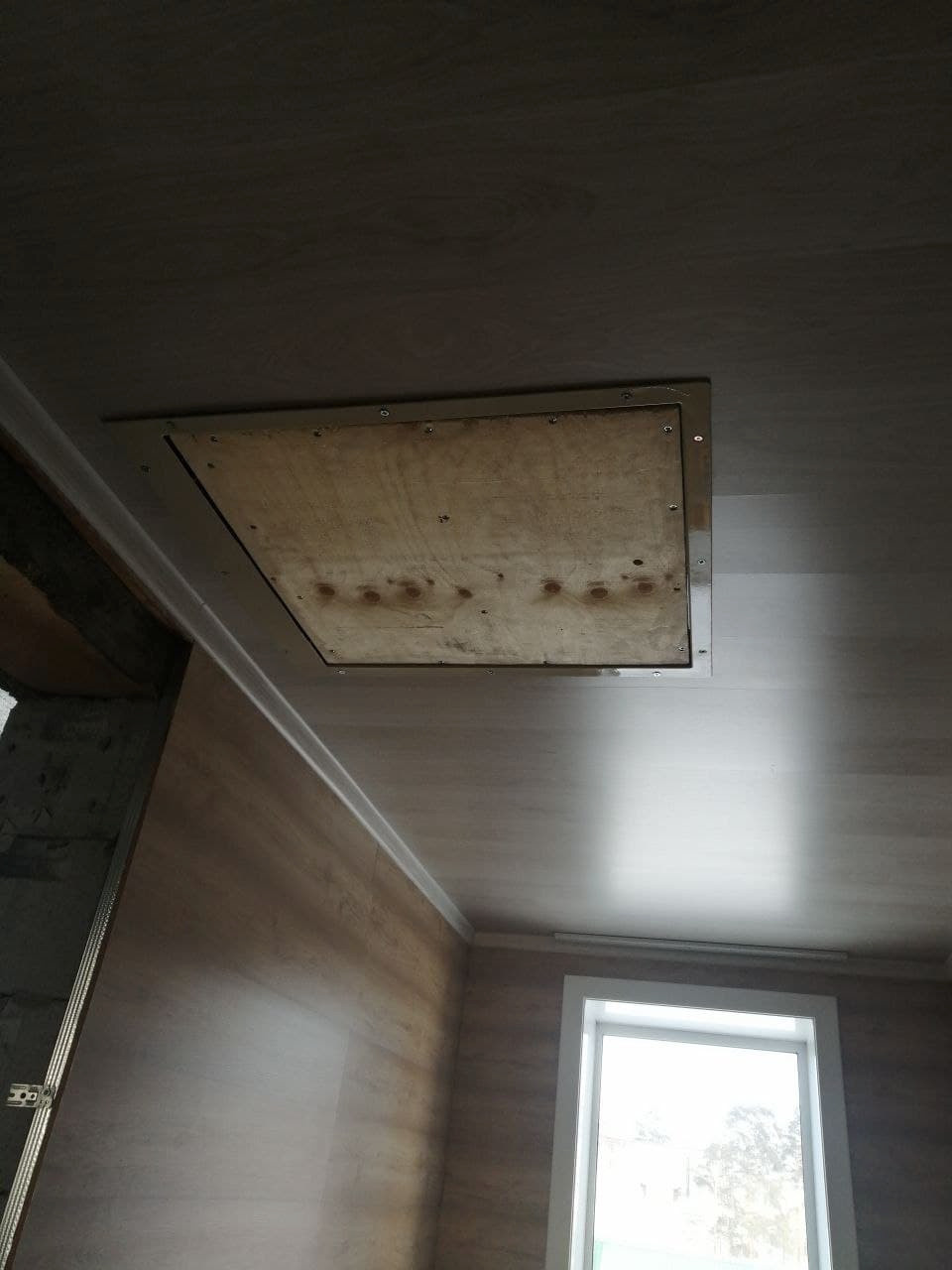 Обложка проекта: Дверь в подполье. люк напольный