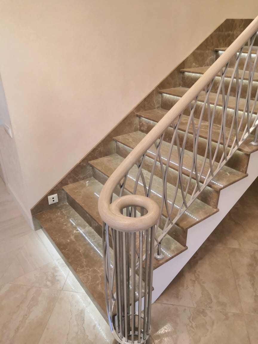 Бетонная лестница с авторским кованным радиусным ограждением