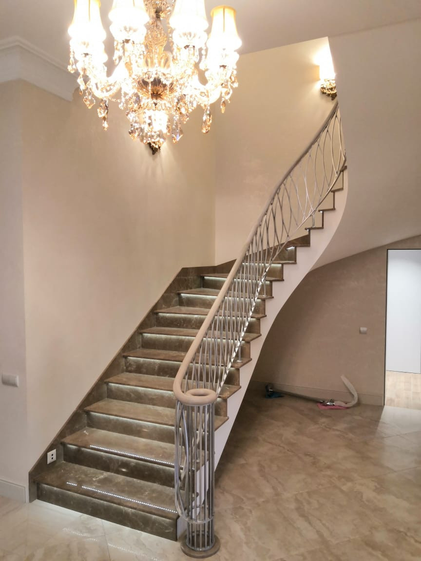 Бетонная лестница с авторским кованным радиусным ограждением