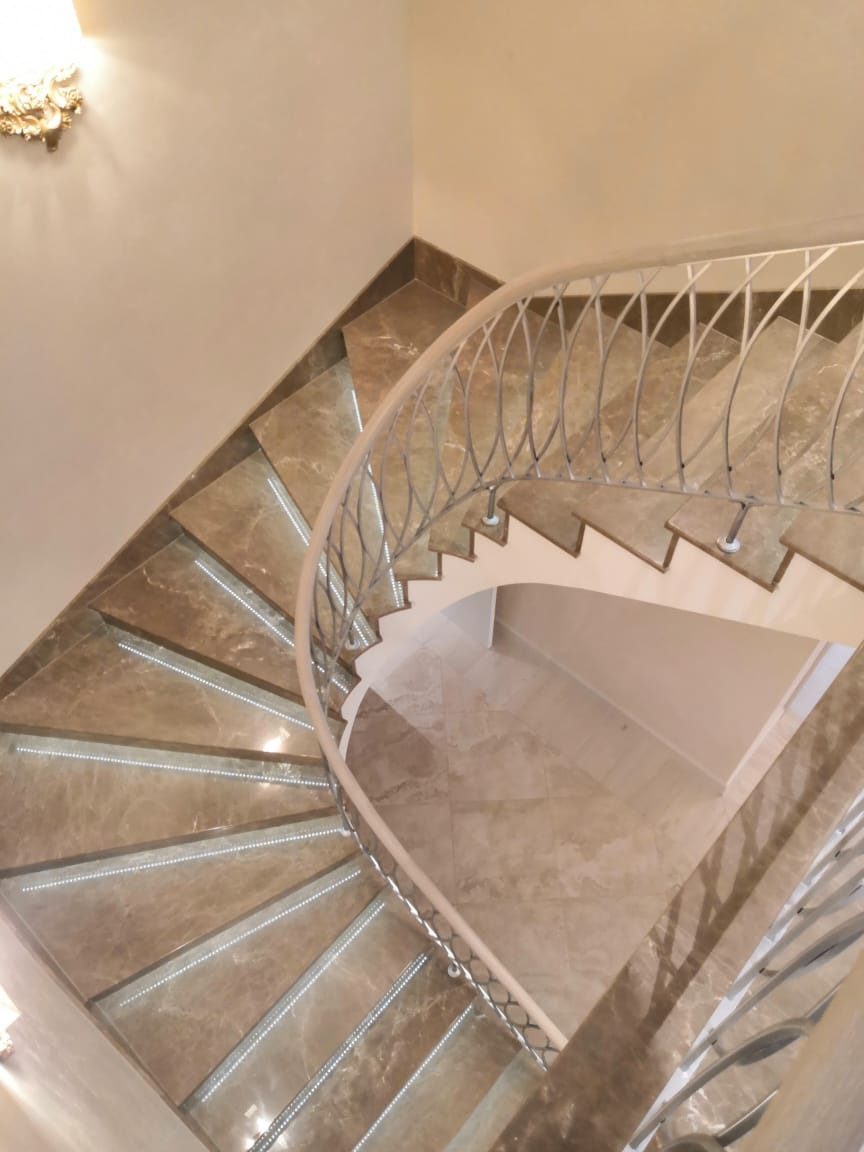 Бетонная лестница с авторским кованным радиусным ограждением