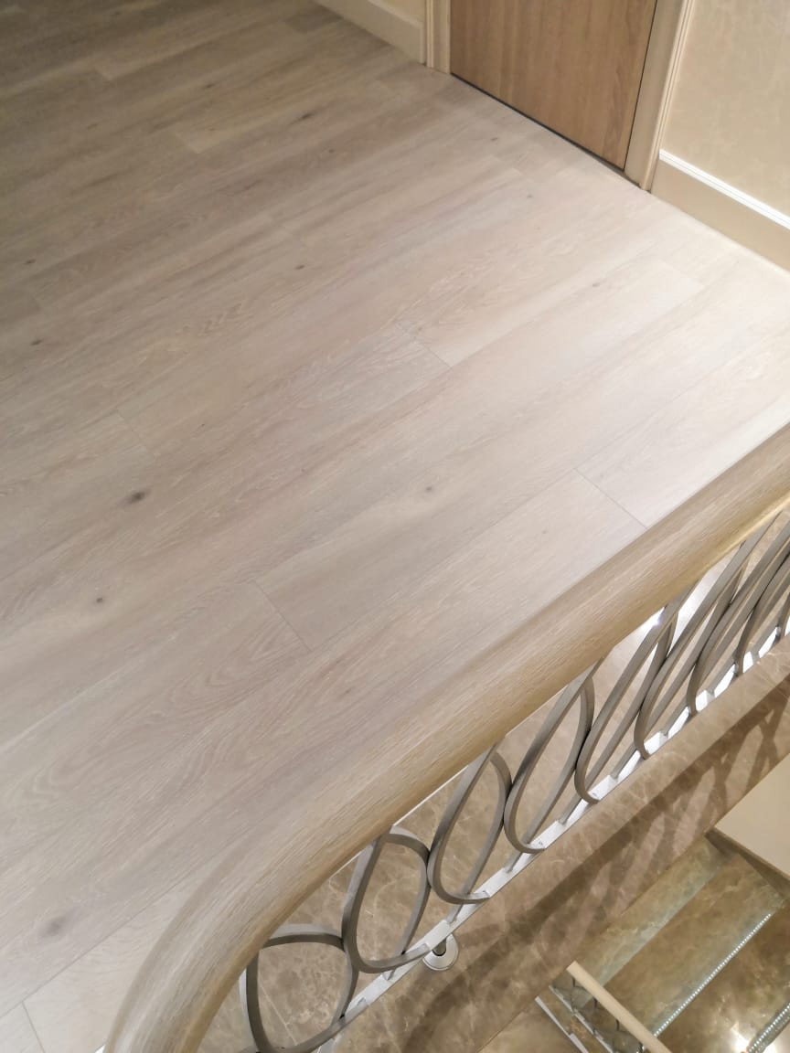 Бетонная лестница с авторским кованным радиусным ограждением