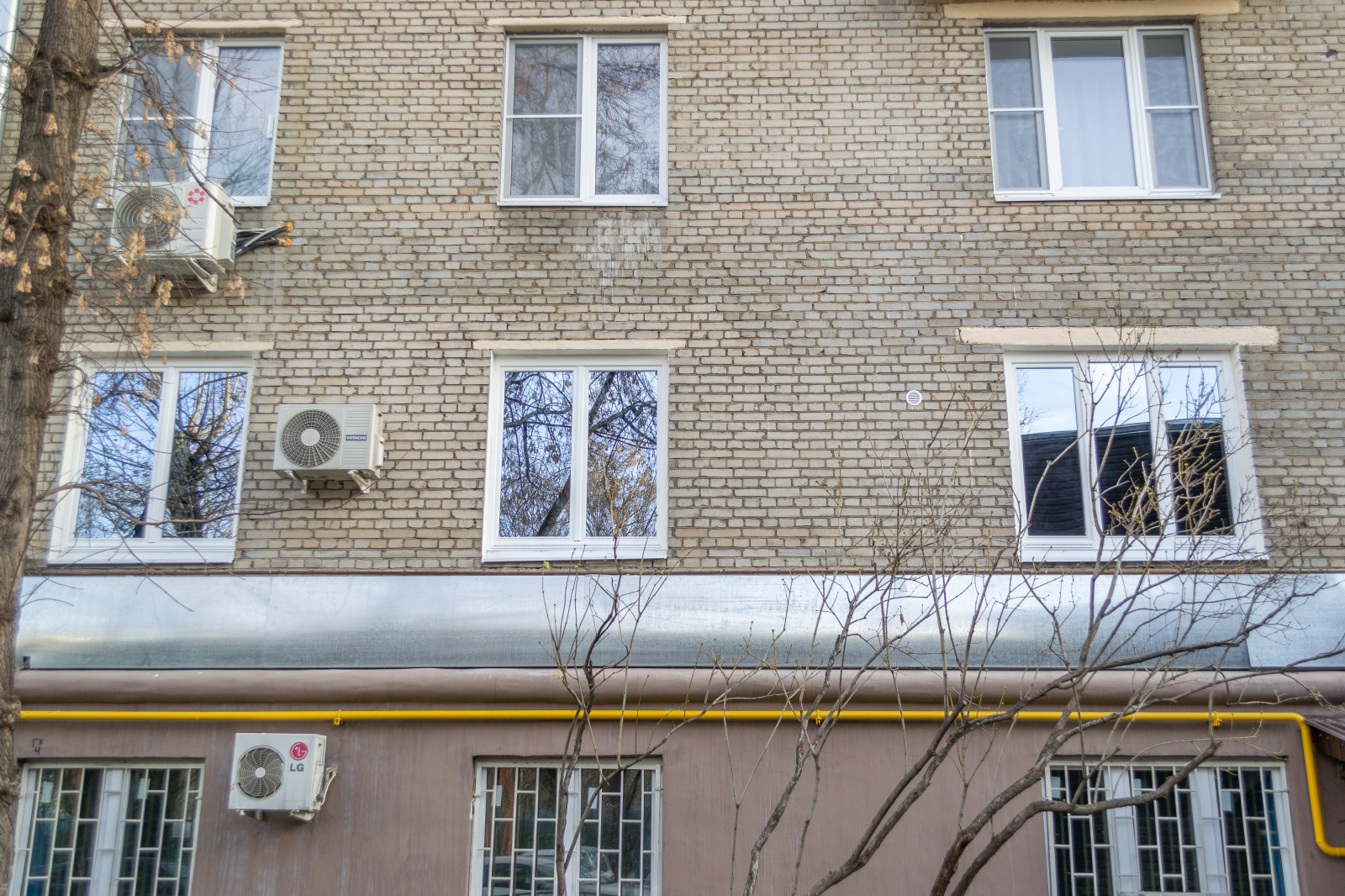 Окна из лиственницы в квартире
