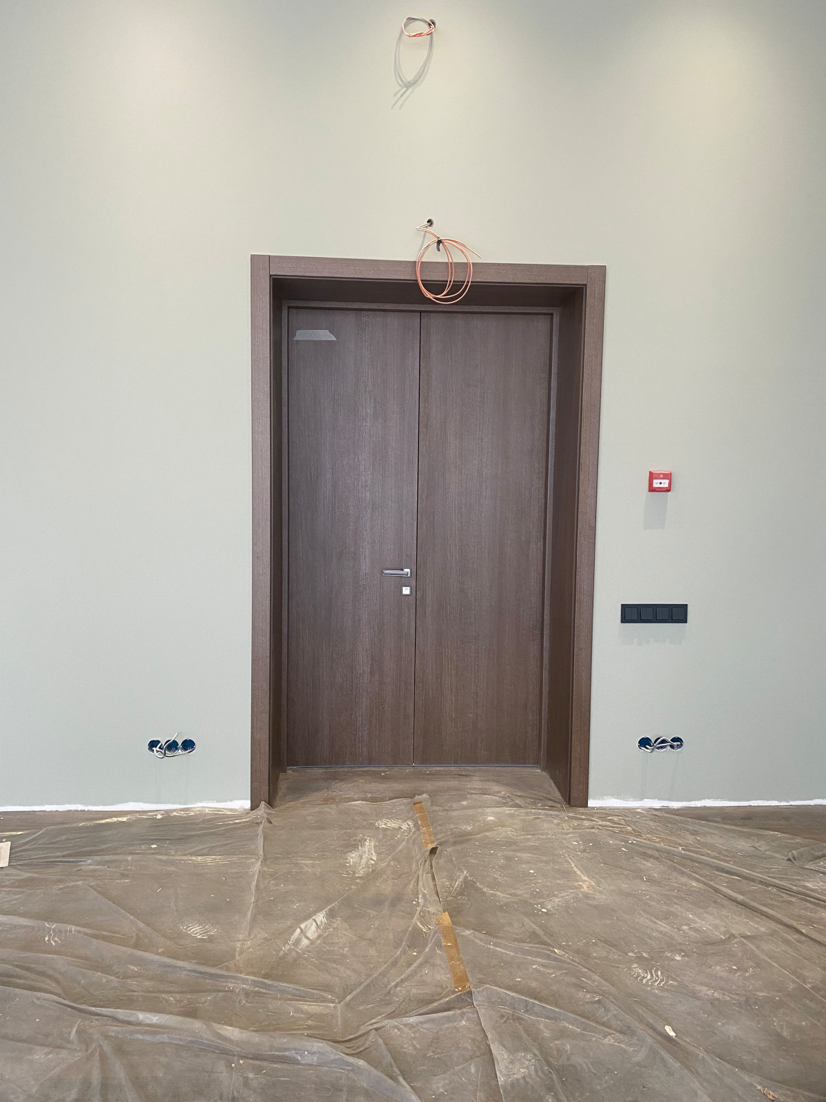 Звукоизоляционные двери и перегородка в актовом зале