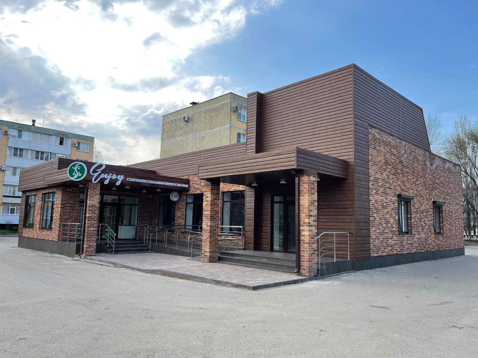 Реализованный фасад здания салона красоты в г. Невинномысске