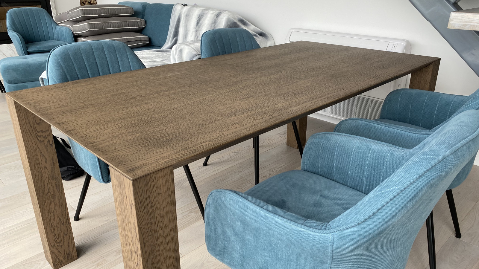 Обеденный стол.