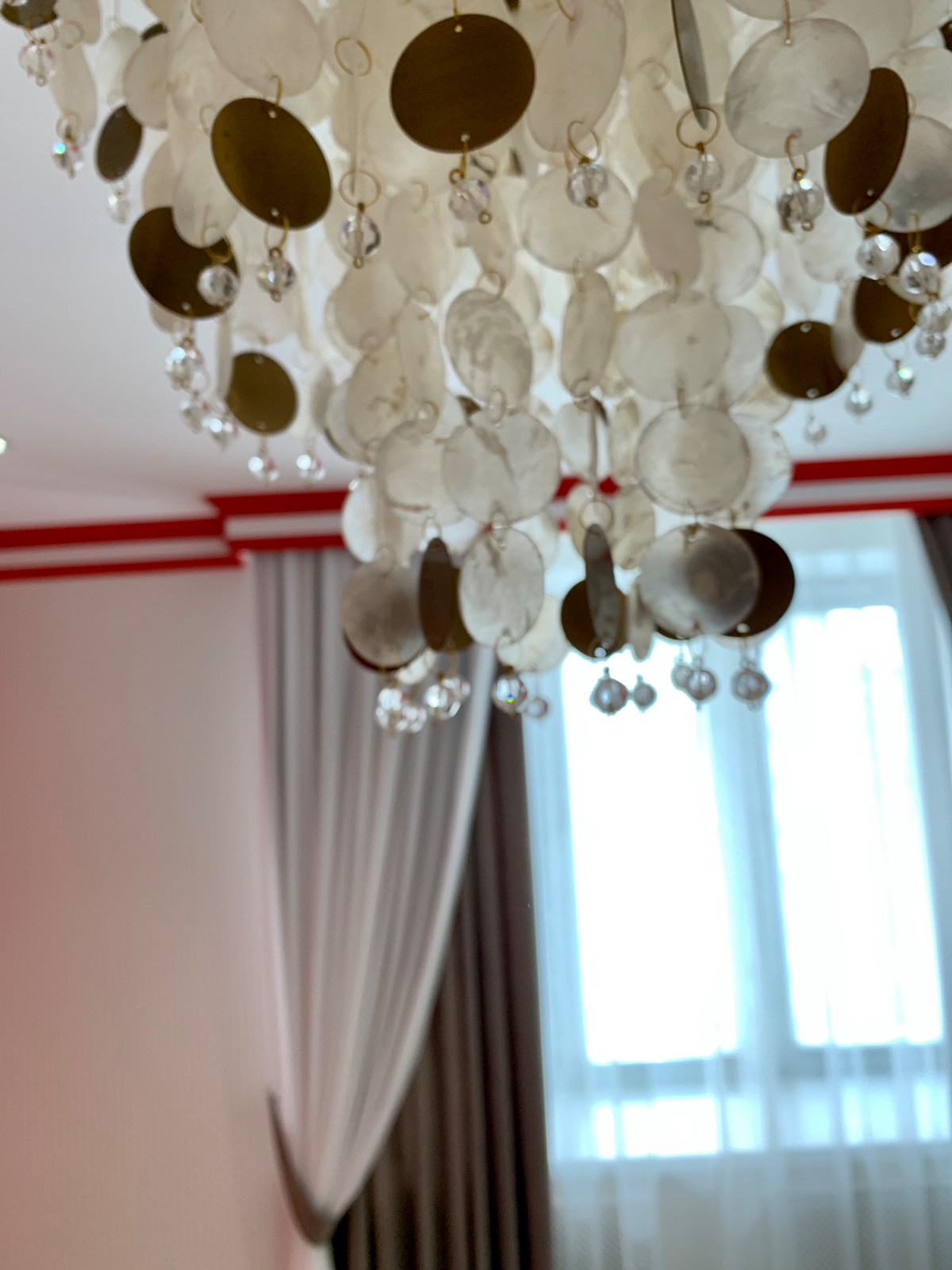 Шторы в яркой гостиной