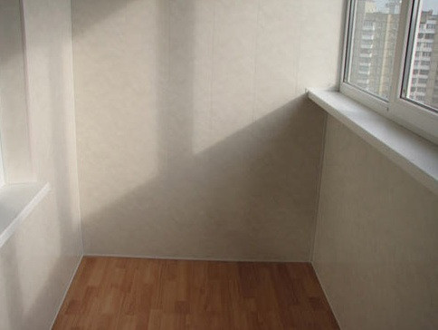 Отделка балконной стены. Низкие цены.