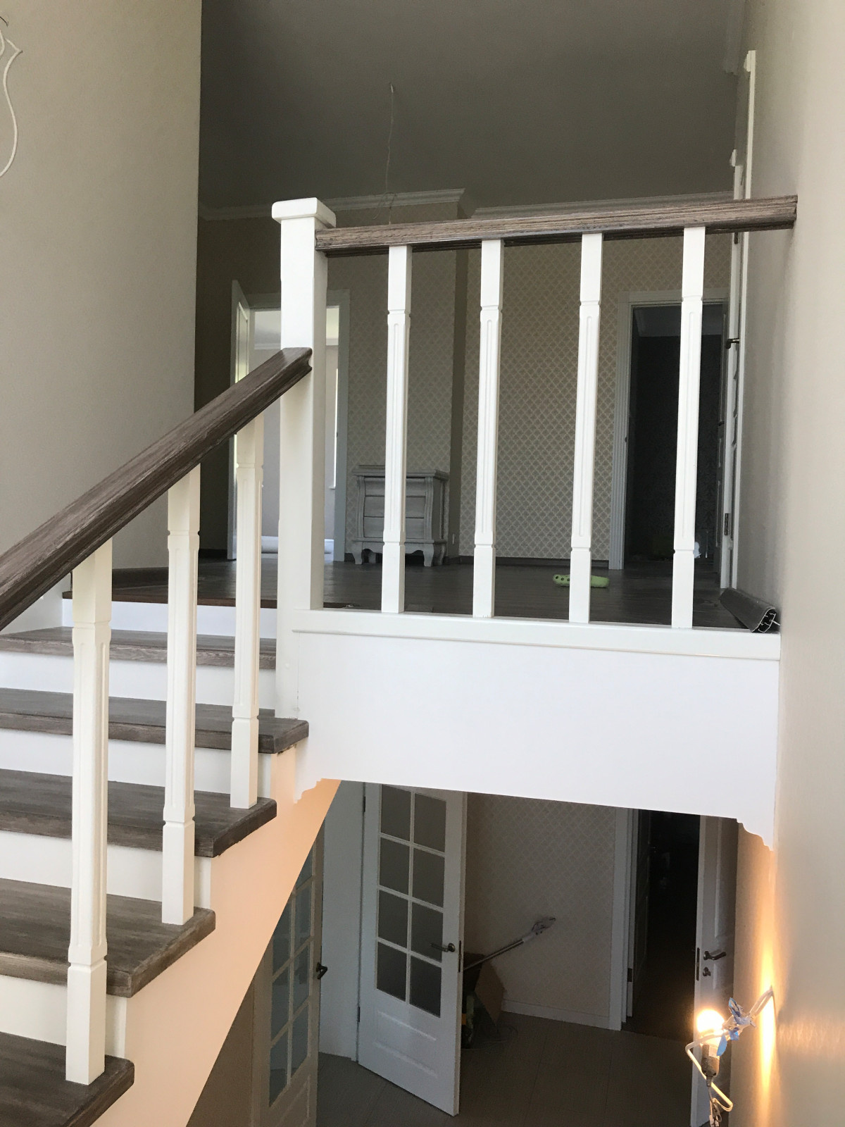 Лестница с фрезерованными балясинами