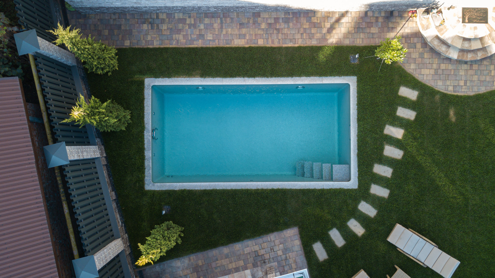 Комозитный бассейн с парящей архитектурой