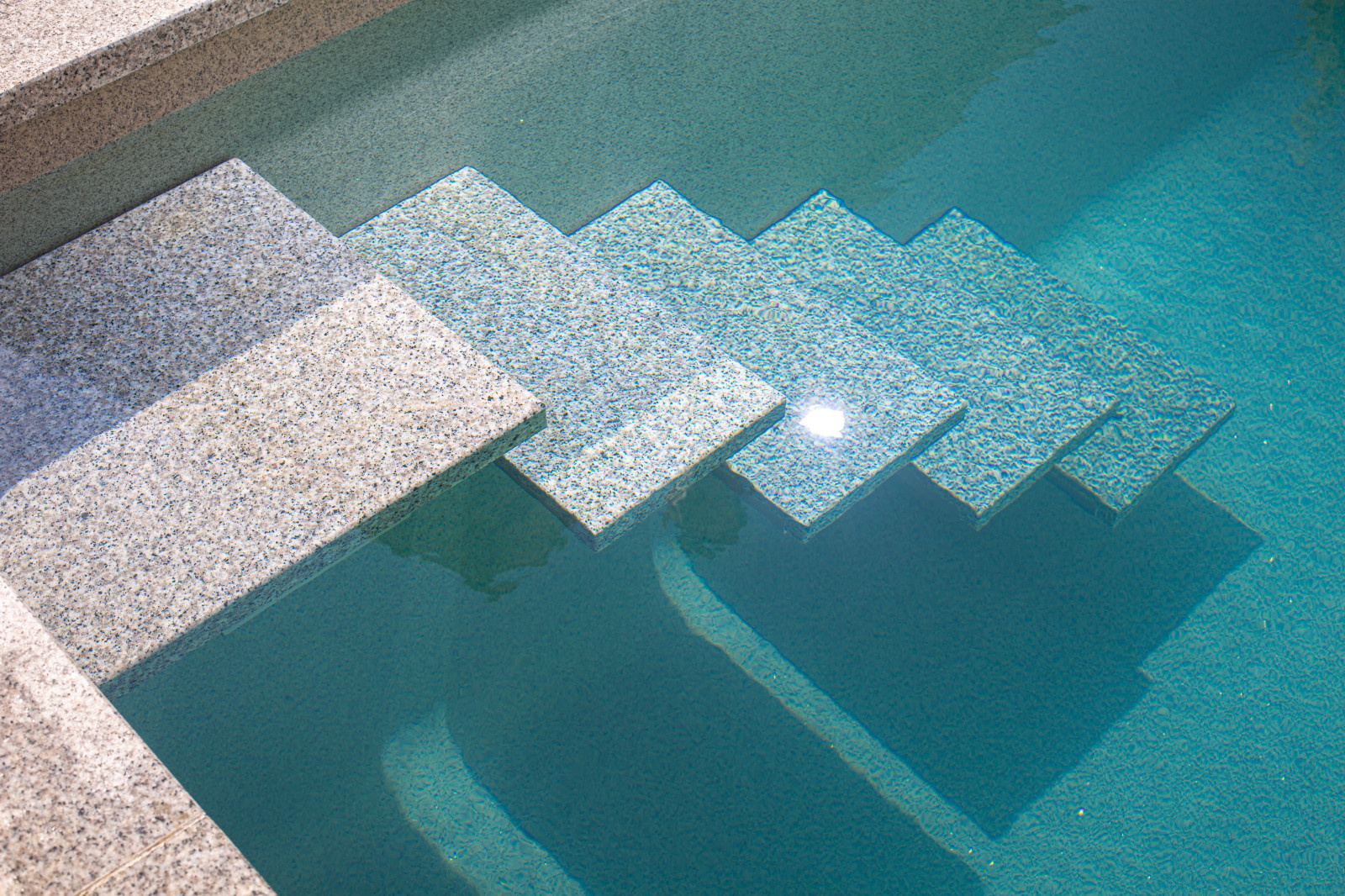 Комозитный бассейн с парящей архитектурой