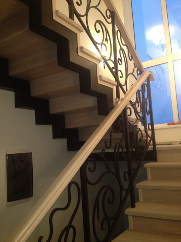 Лестница с ковкой на металлических косоурах «Флай»