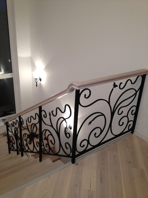 Лестница с ковкой на металлических косоурах «Флай»