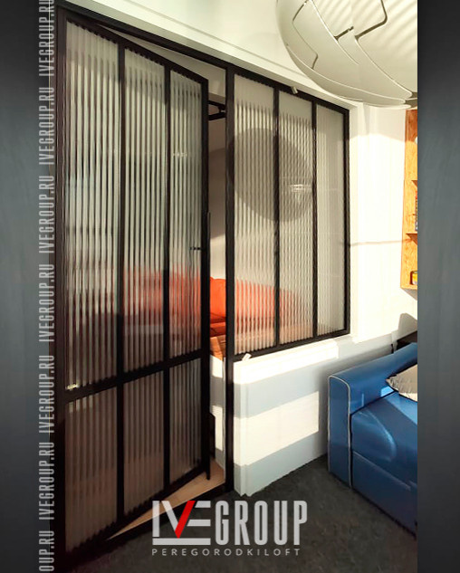 Складная межкомнатная перегородка и балконный блок с флутисом