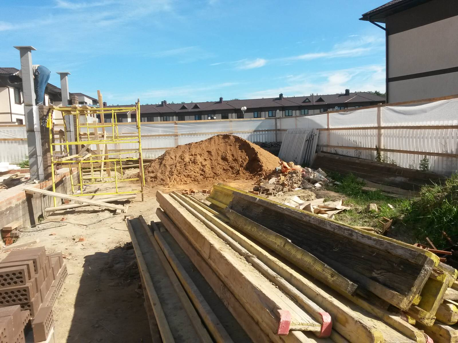 До и после: 9 соток — сад у смежных таунхаусов