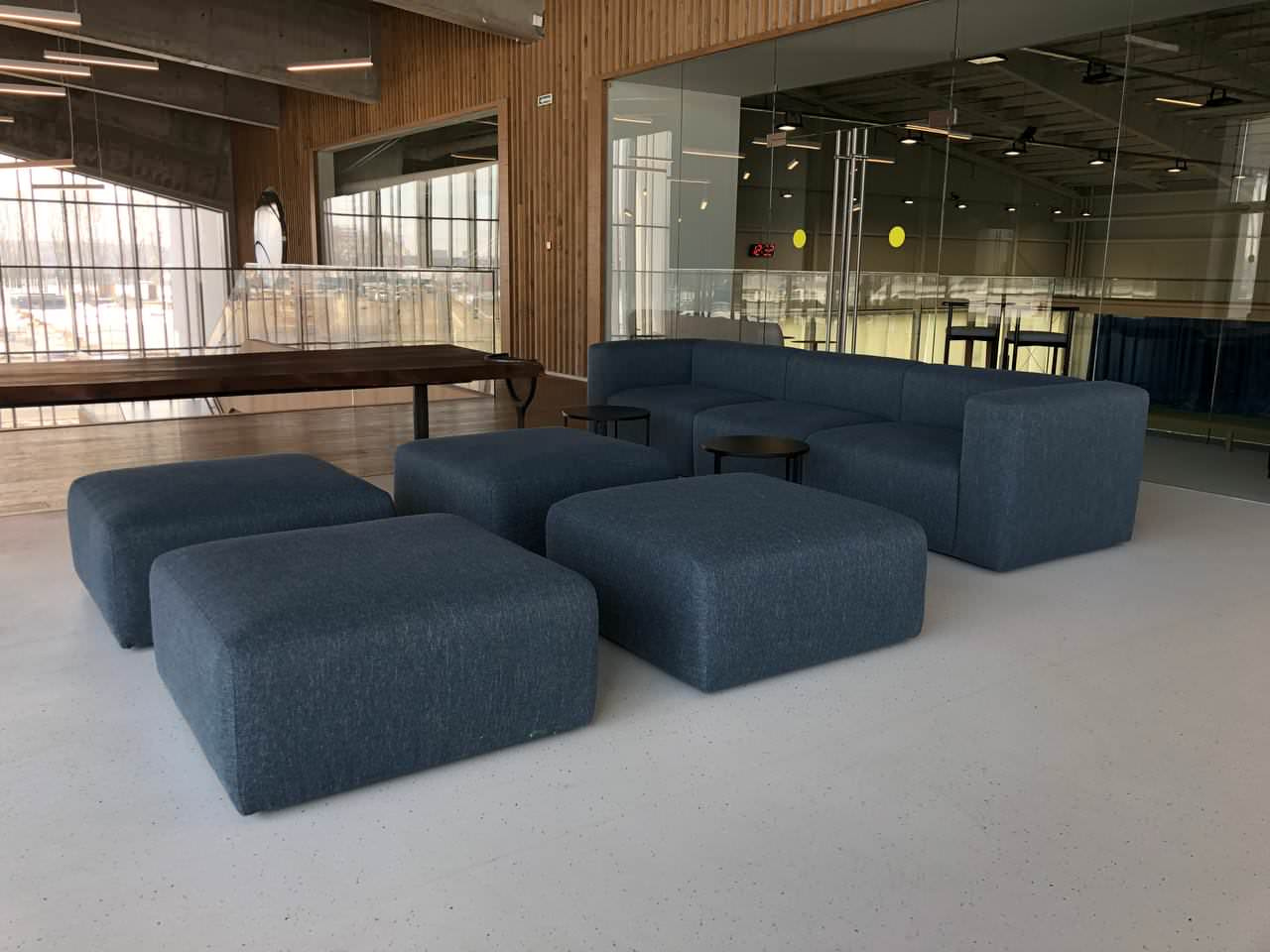 Диван и пуфы в открытую зону