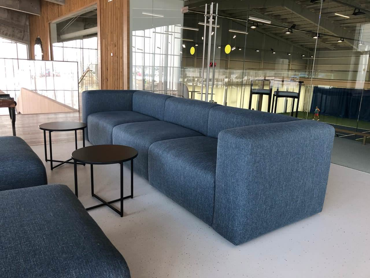 Диван в открытую зону