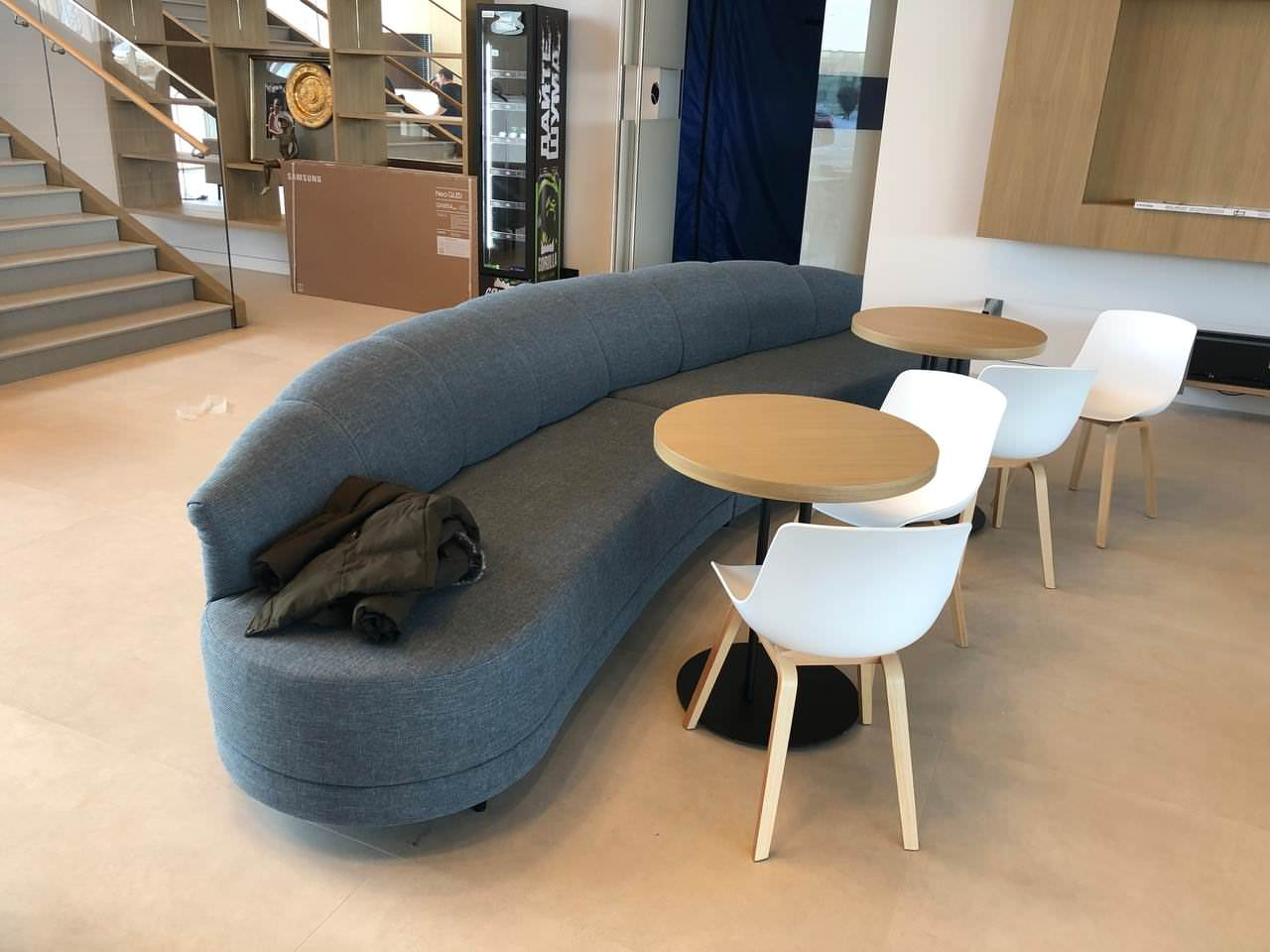 Диван в кафе