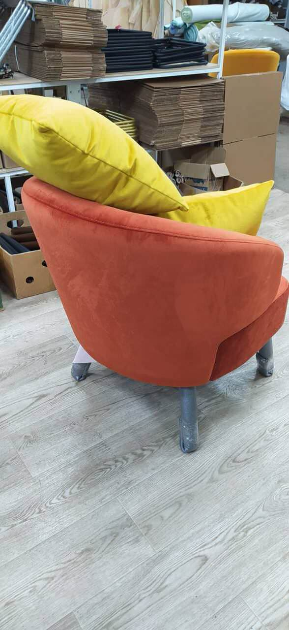 Кресло в гостиную и подушки