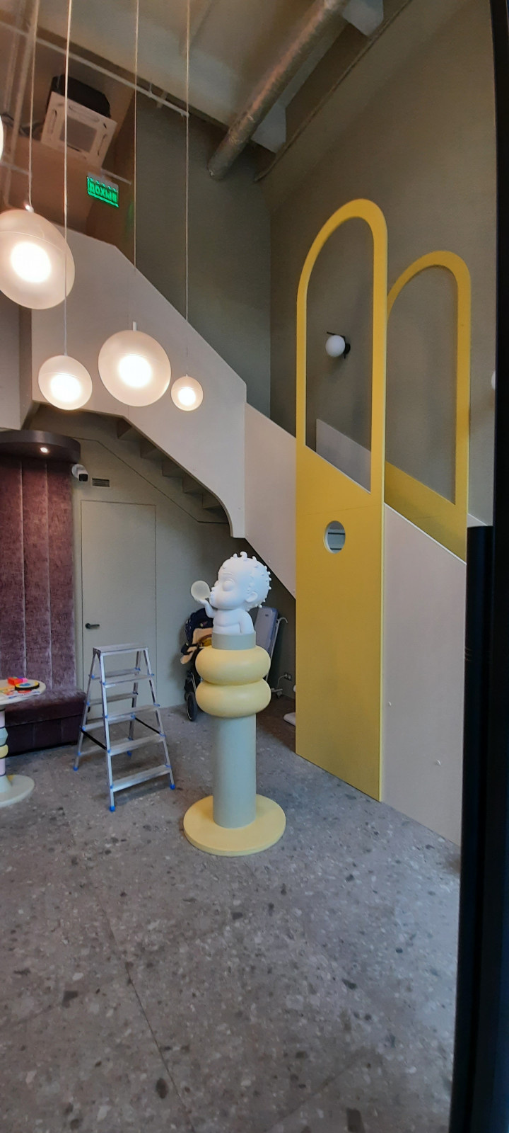 Интерьерная дизайнерская лестница из дерева