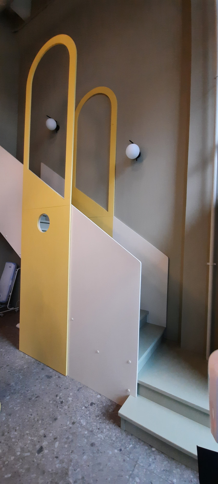 Интерьерная дизайнерская лестница из дерева