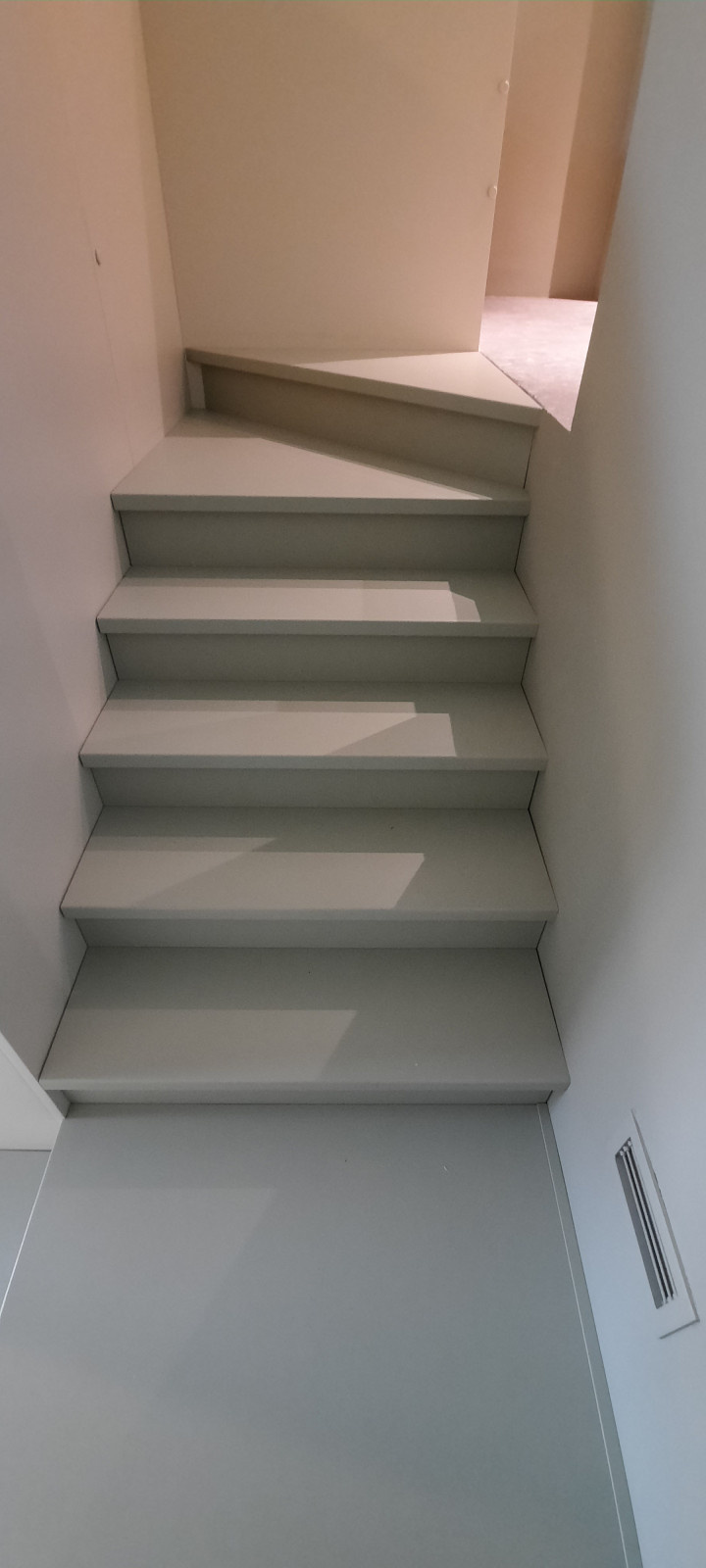 Интерьерная дизайнерская лестница из дерева