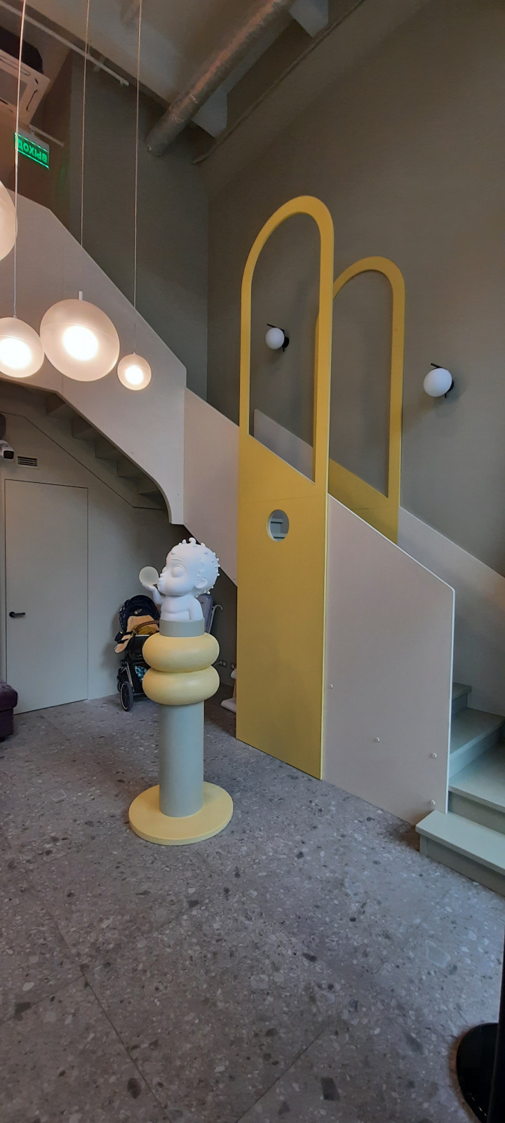 Интерьерная дизайнерская лестница из дерева