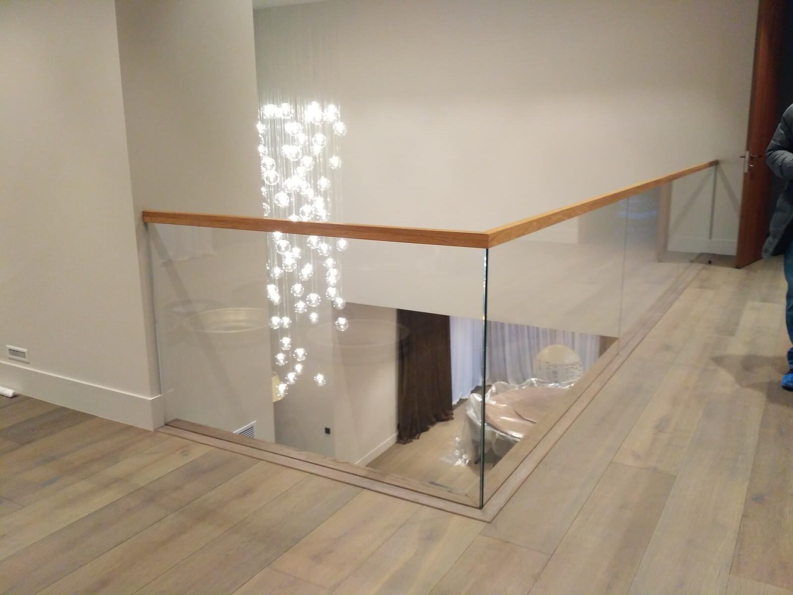 Консольная лестница со стеклянными ограждениями