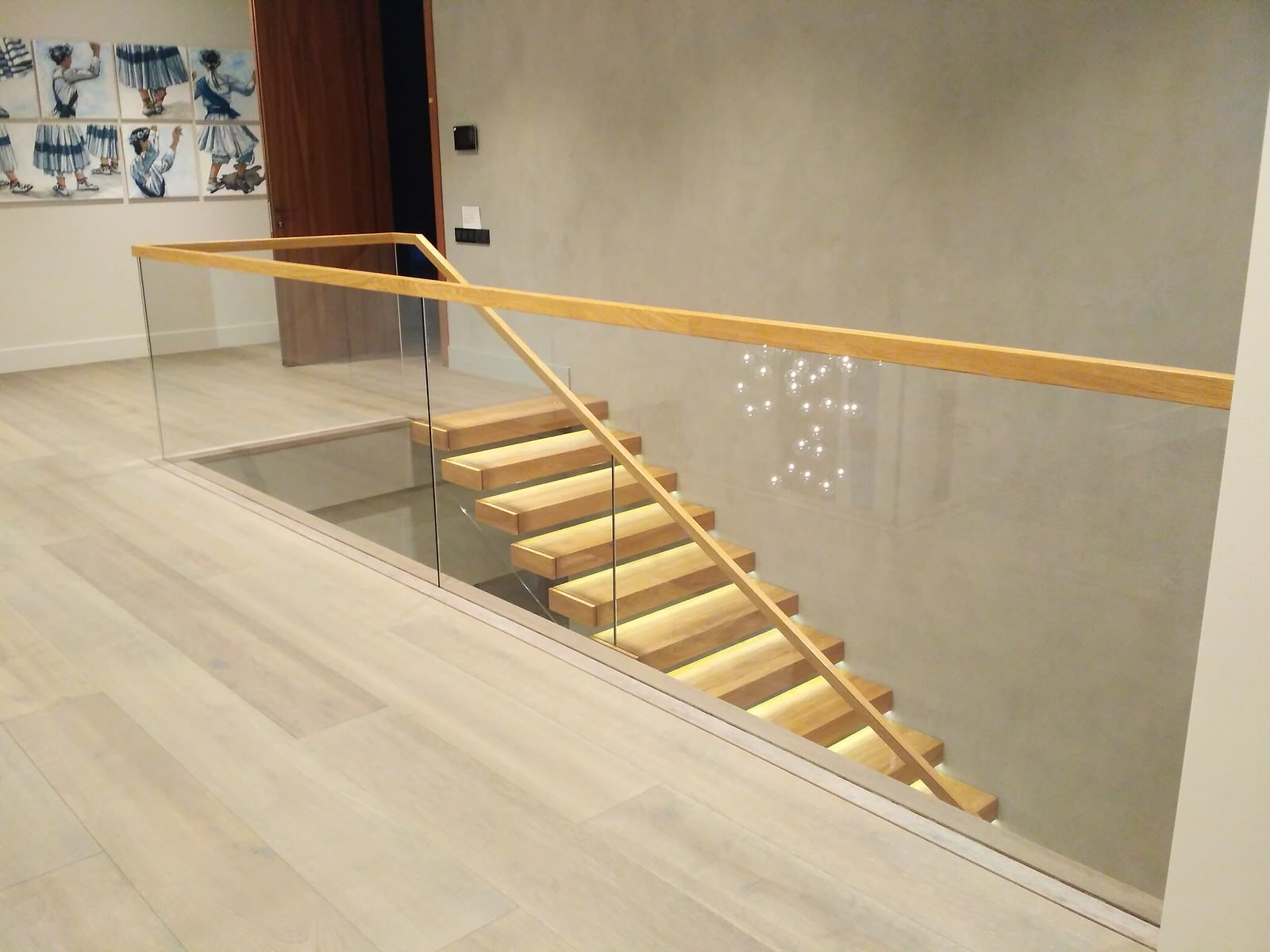 Консольная лестница со стеклянными ограждениями