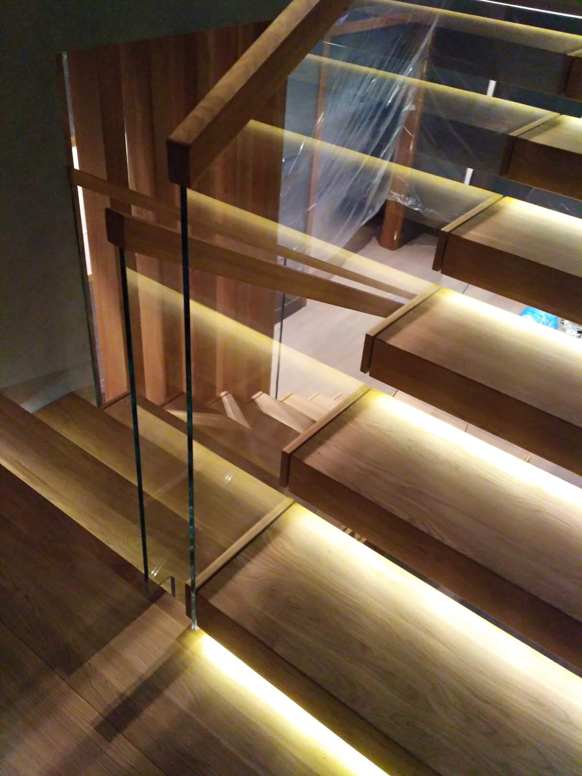 Консольная лестница со стеклянными ограждениями