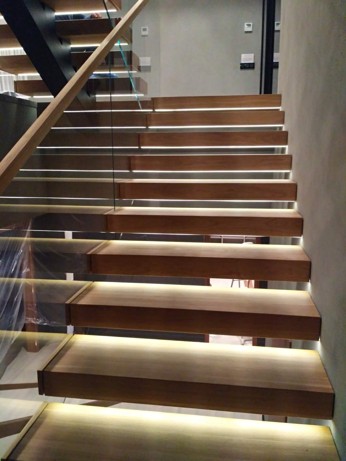 Консольная лестница со стеклянными ограждениями