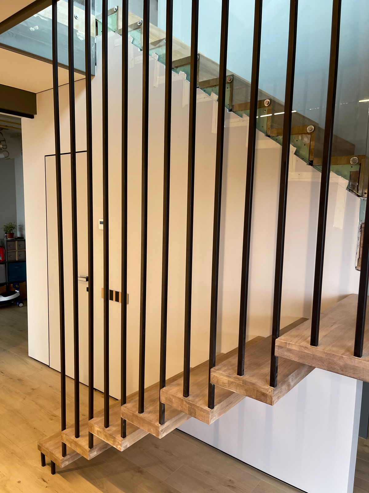 ЛЕСТНИЦА с металлом и со стеклом