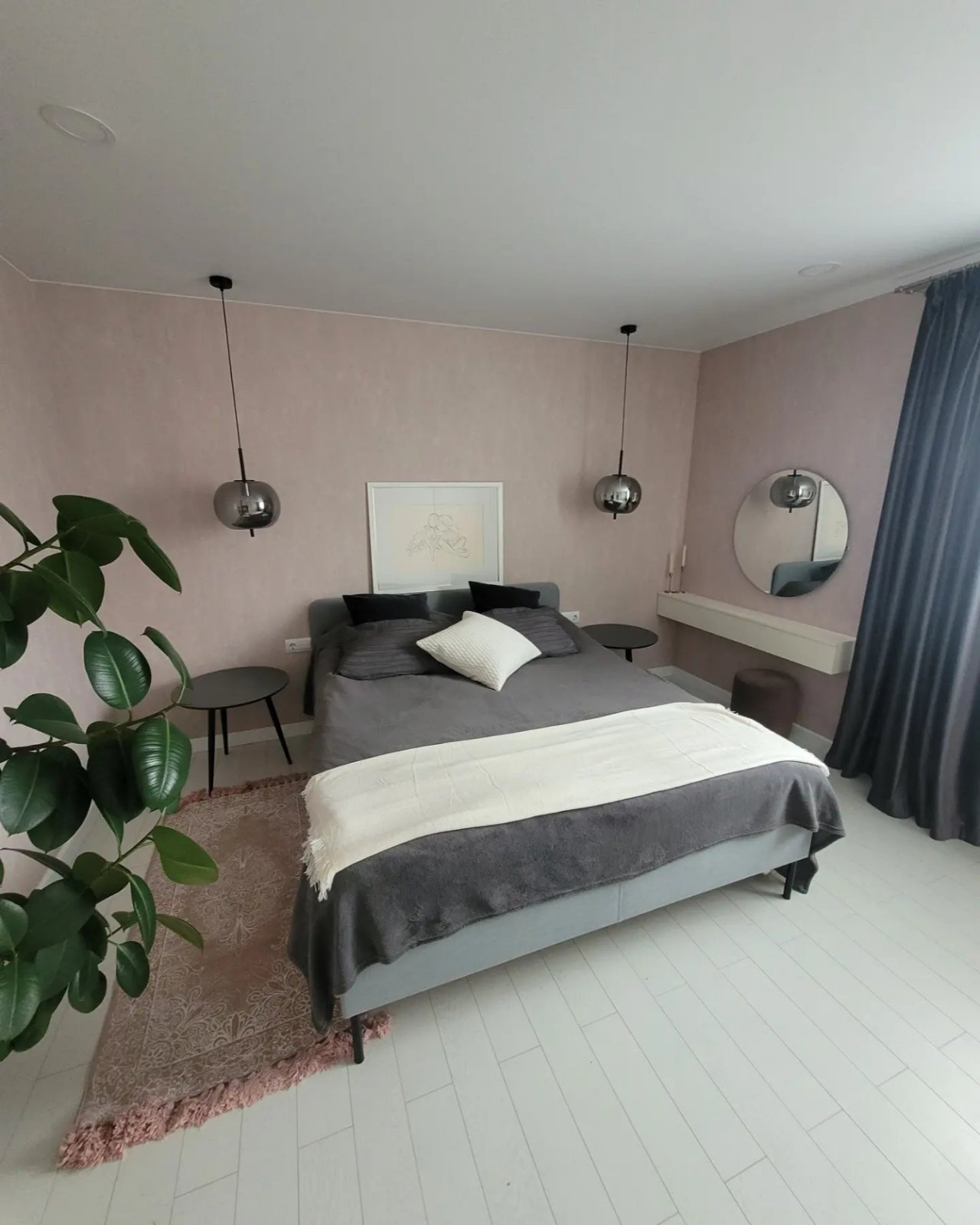 Розовая спальня с графитовыми акцентами.