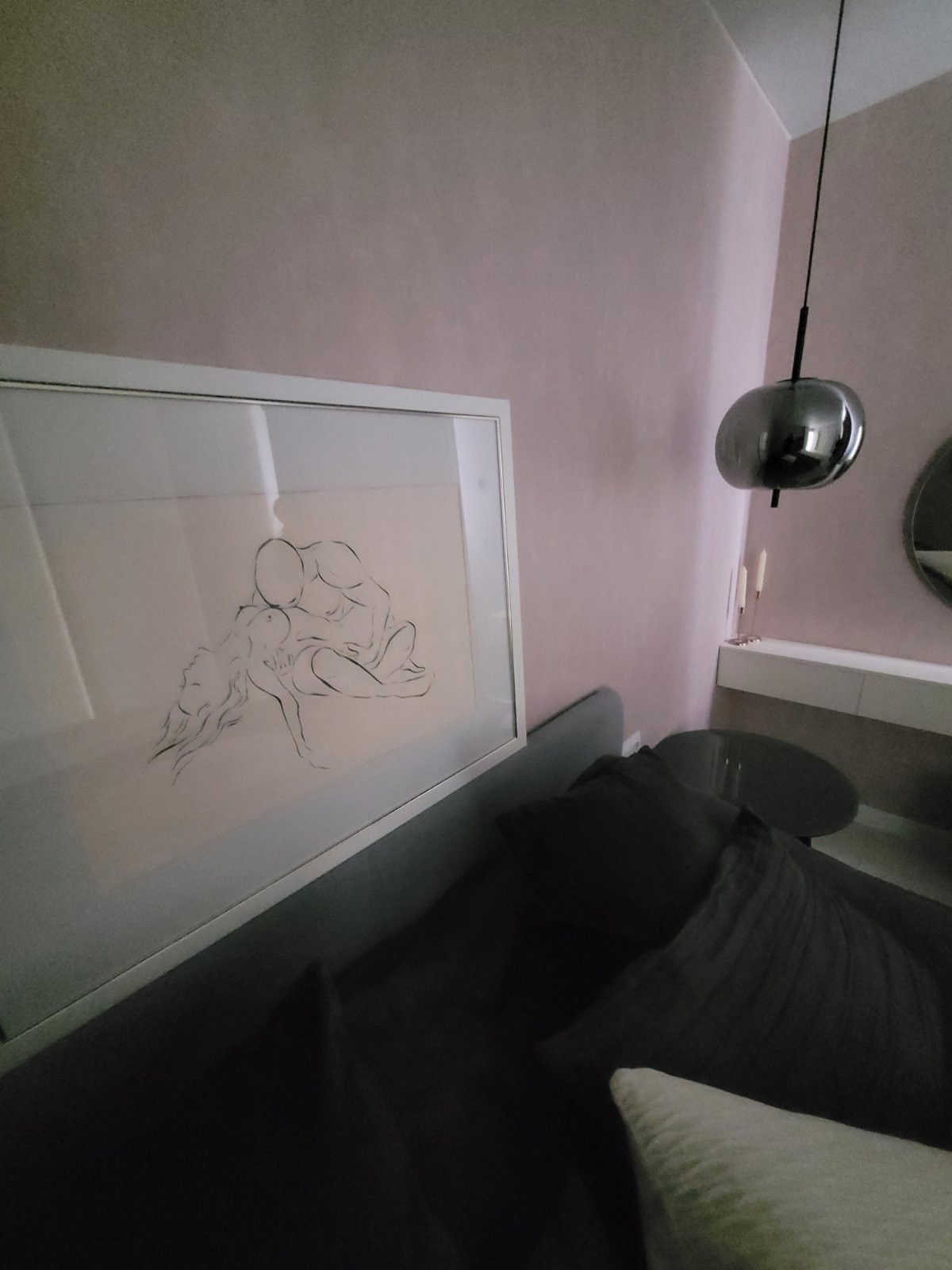 Розовая спальня с графитовыми акцентами.