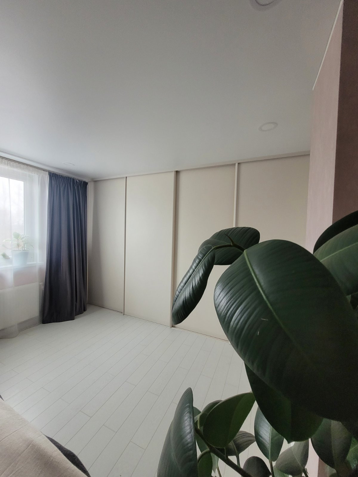 Розовая спальня с графитовыми акцентами.