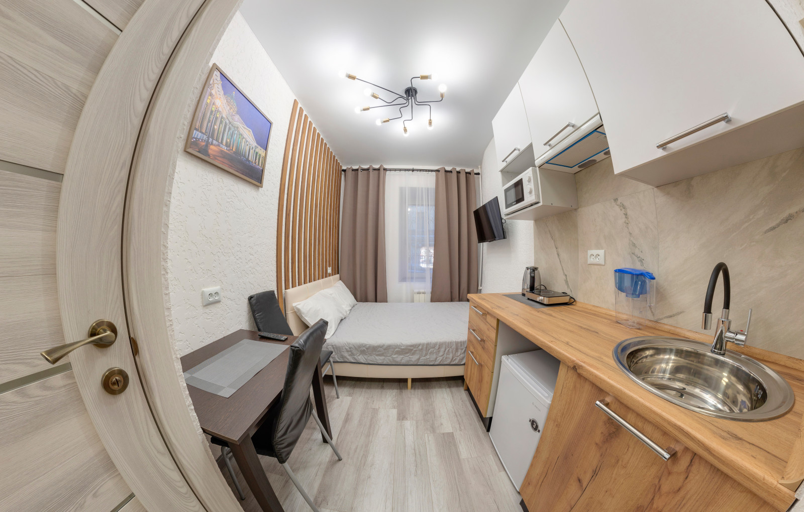 Мини-студия под сдачу посуточно на Марата 22 номер 1