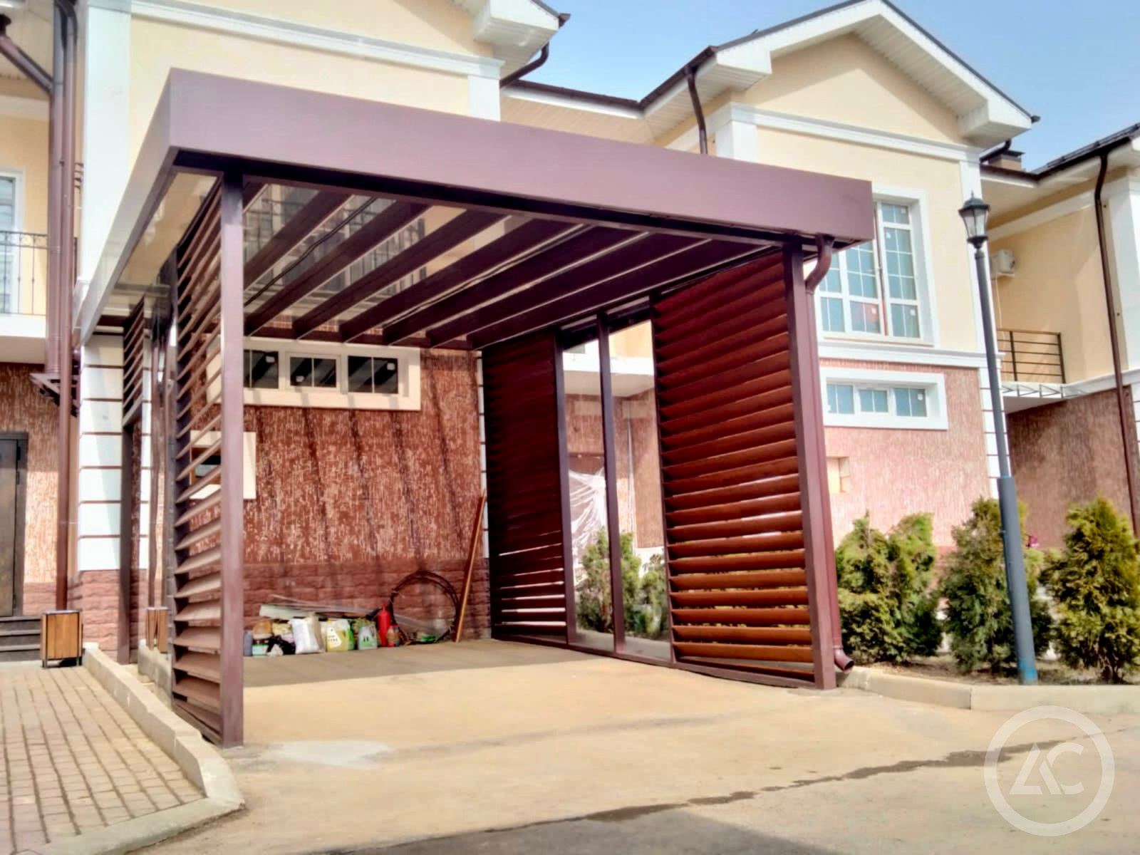 Навес Хайтек над авто с боковой зашивкой д.Вешки