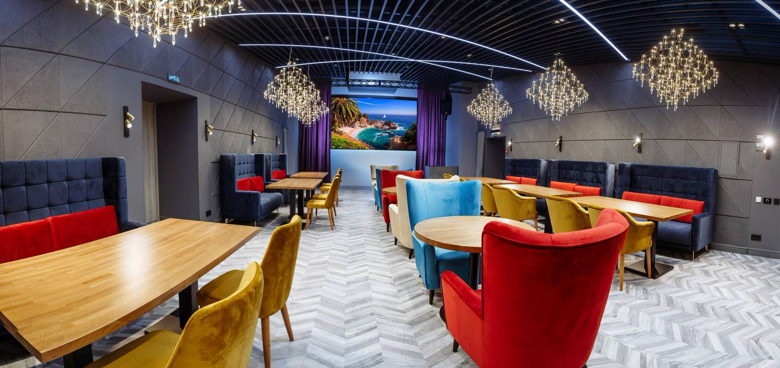 Декоративные акустические панели Soundec в отделке зала