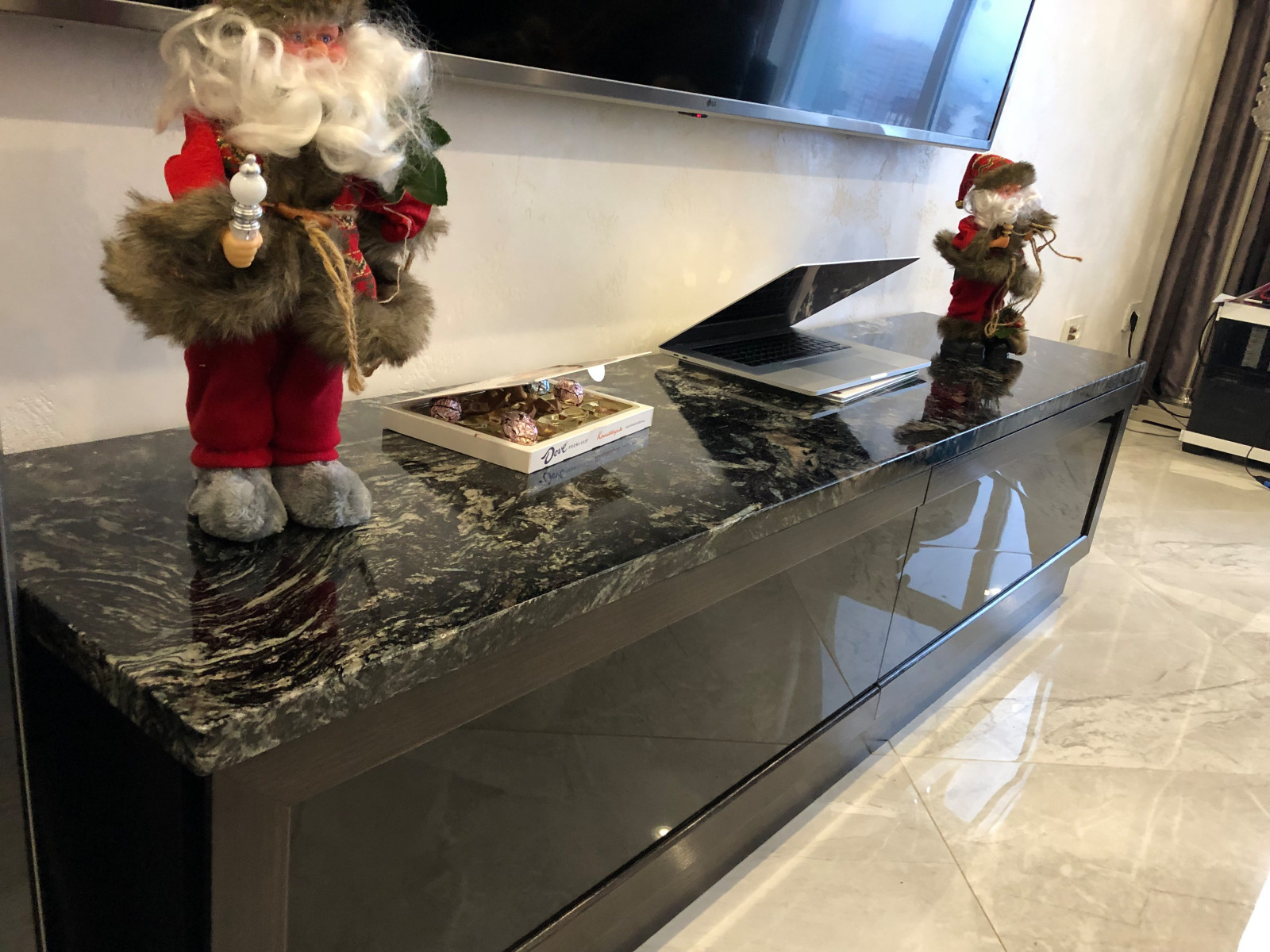 Чёрный орех и камень.