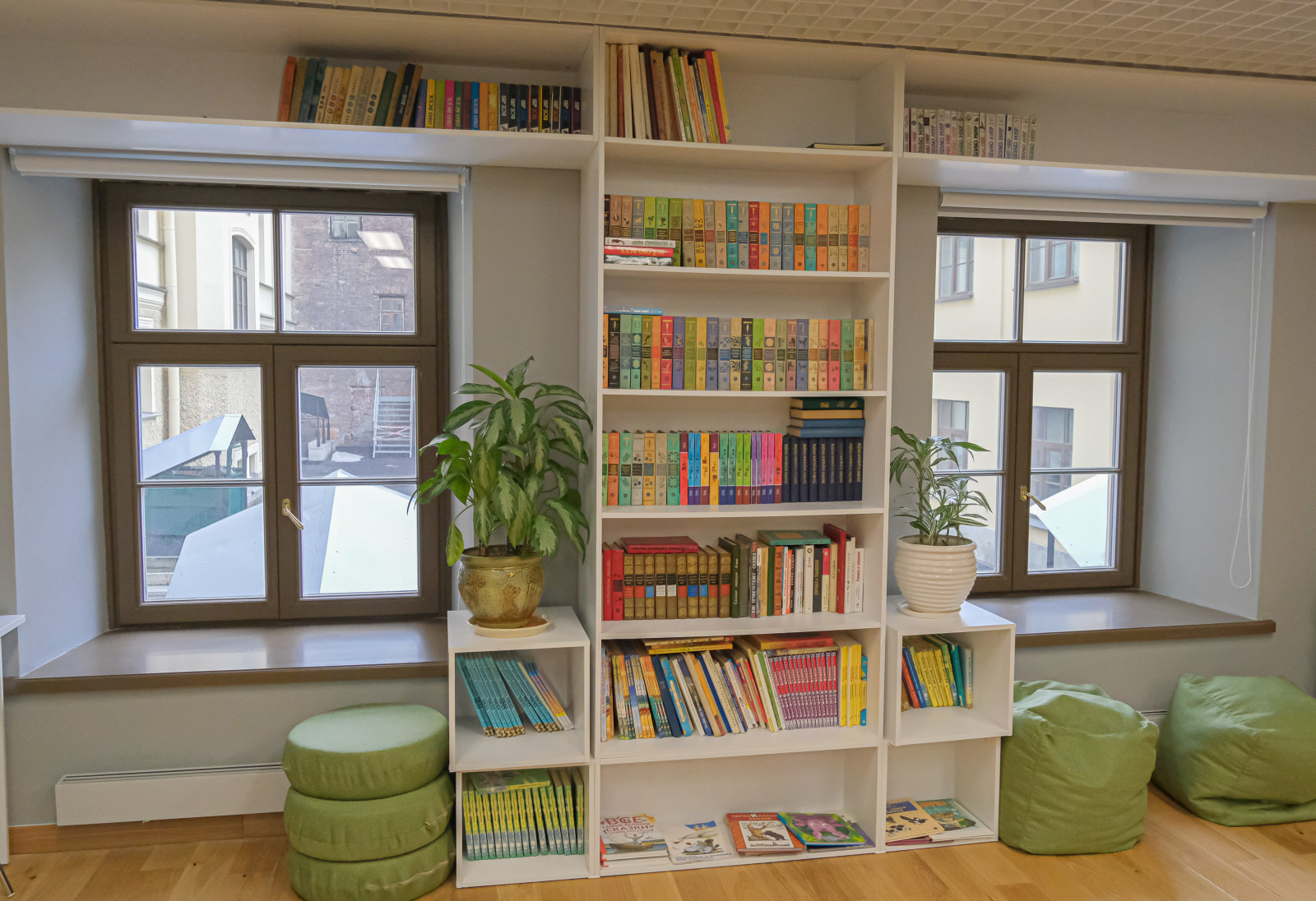 Исторические окна и двери в зданиях центра Санкт-Петербурга